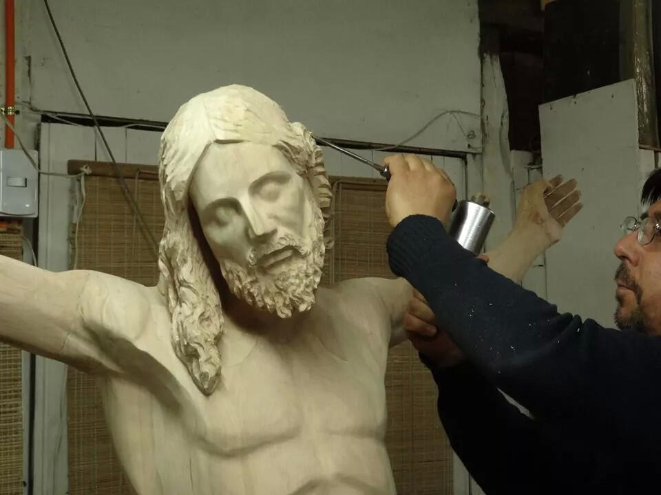 Tallando detalles de un Cristo